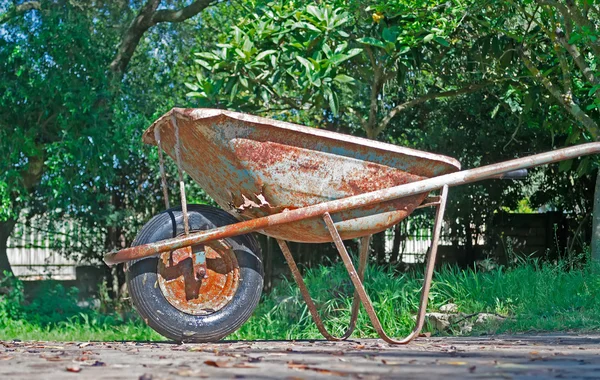生锈的独轮车 — 图库照片