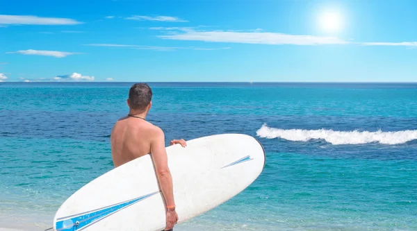 Surfista à beira-mar — Fotografia de Stock