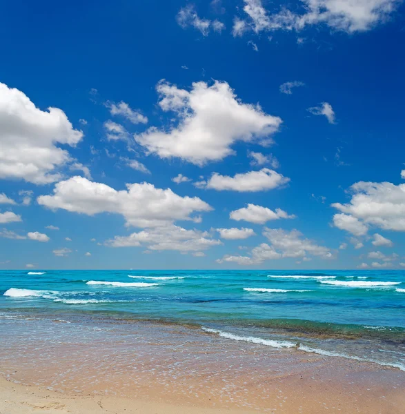 Wolken boven platamona strand — Stockfoto