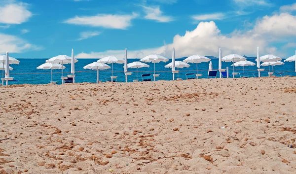 Parasols by the shore — Stock Photo, Image