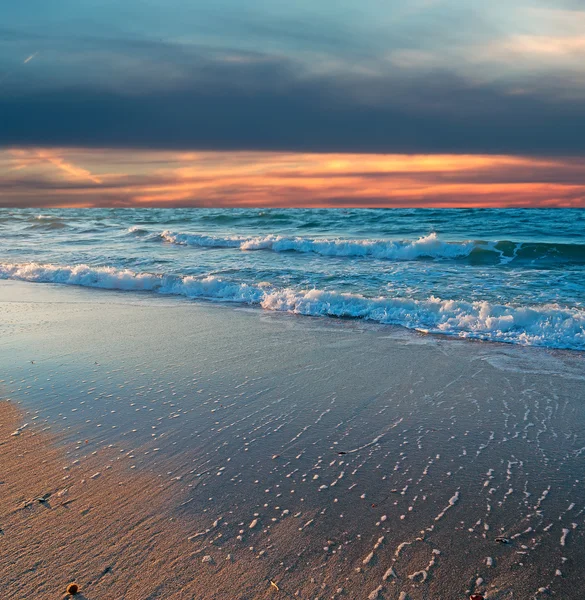 Günbatımı, dalgalar — Stok fotoğraf
