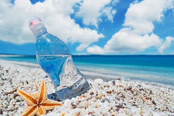 Bottiglia e stella del mare — Foto Stock