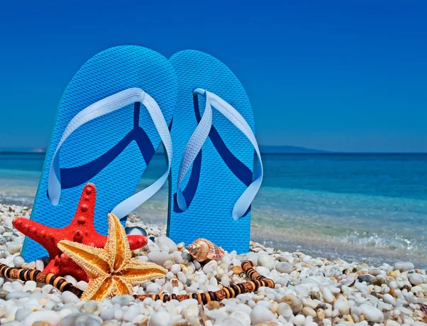 Blauwe sandalen op keien — Stockfoto