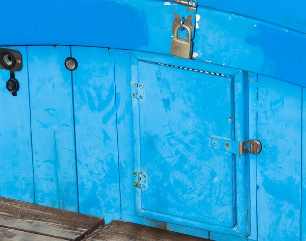 Синяя маленькая дверь — стоковое фото