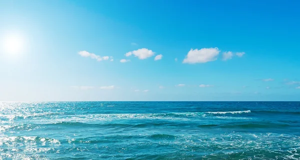 Blå vatten och klar himmel — Stockfoto