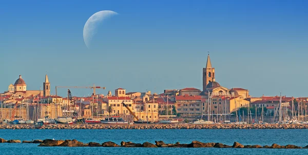 Alghero ao pôr-do-sol sob a lua — Fotografia de Stock