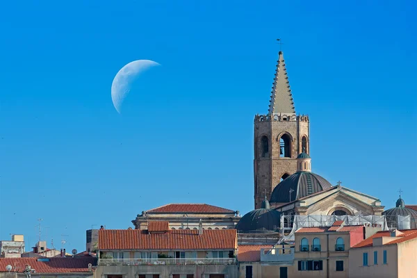 Dom und Mond — Stockfoto