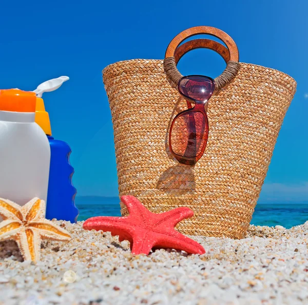 Stro zak en zonnebrand lotion — Stockfoto