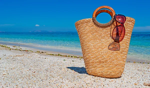 Sunglasses and straw bag — Stock Photo, Image