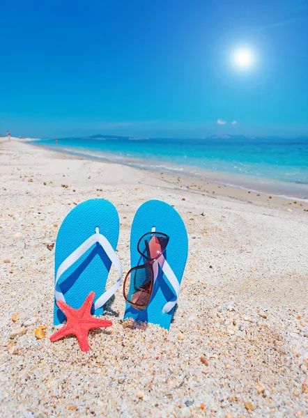 Chanclas y sol — Foto de Stock