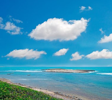 çakıl taşları ve bulutlar