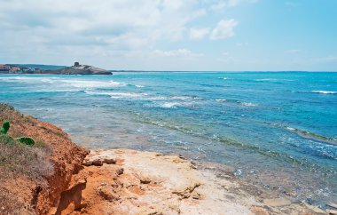 bulutların altında kayalık sahil