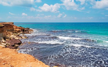 mavi deniz ve sarı taşlar