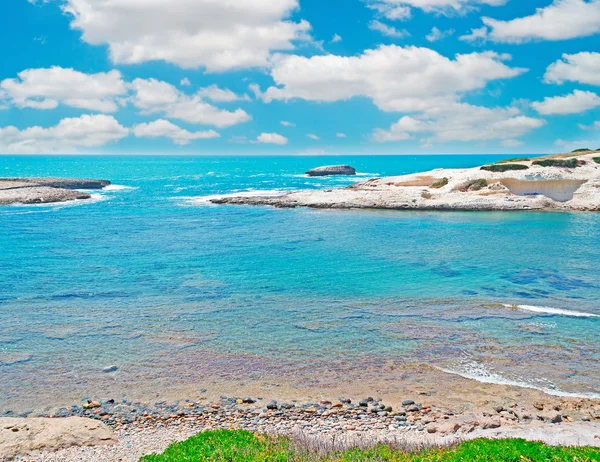 Nubes y agua turquesa — Foto de Stock