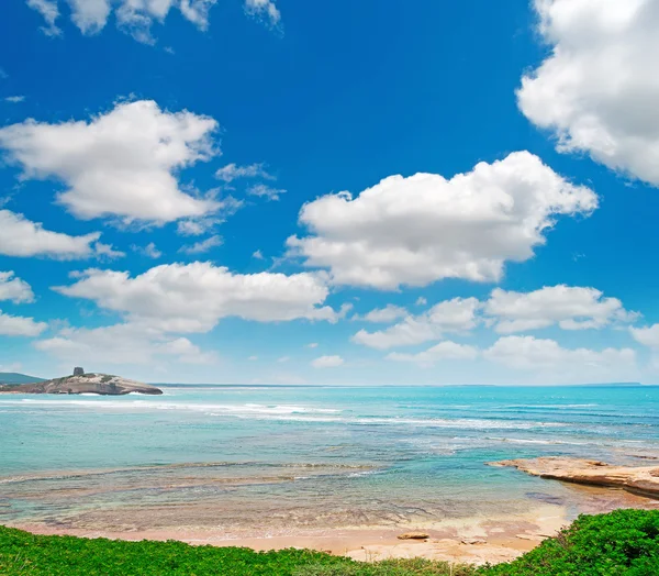 Nuages au-dessus du rivage — Photo