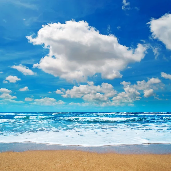 Clouds and sand — Stock Photo, Image