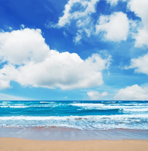 Nuages scéniques sur un rivage doré — Photo