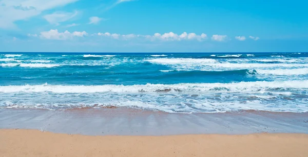 Gyllene stranden med vågor — Stockfoto