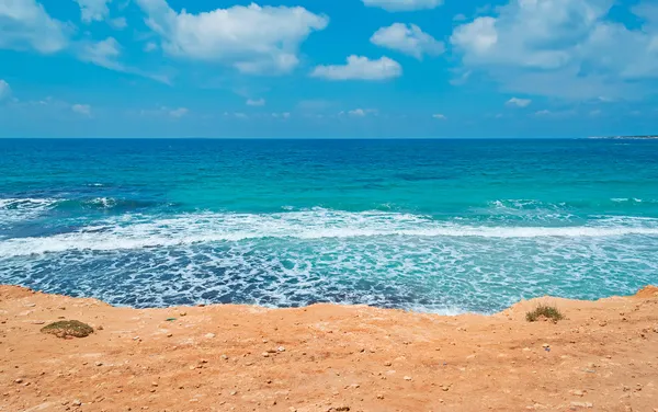 Olas por la orilla amarilla —  Fotos de Stock