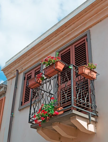 Sardunyalı balkon — Stok fotoğraf