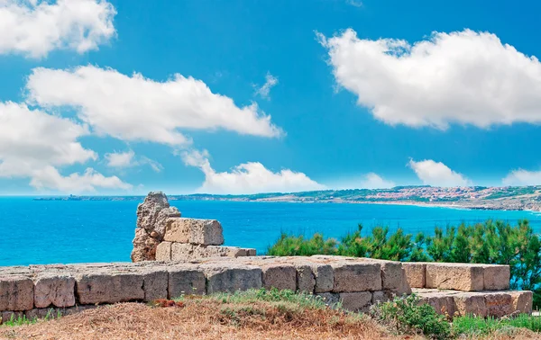 Rocas y nubes — Foto de Stock