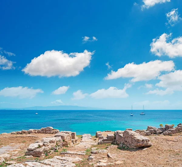 Bulutlar ve tharros tekneler — Stok fotoğraf