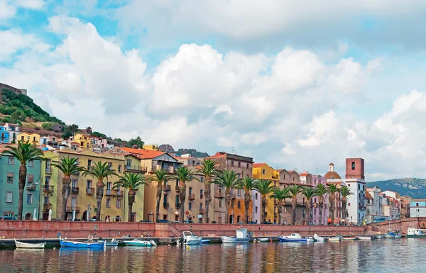 Bosa riverfront tekneler ile — Stok fotoğraf