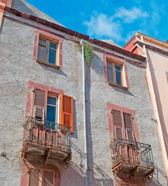 Vieille façade sous les nuages — Photo