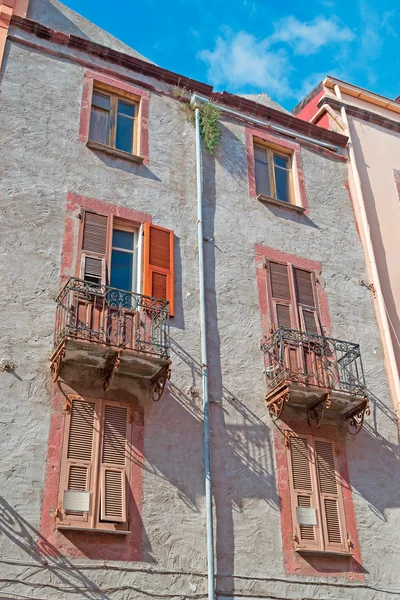 Alte Fassade unter Wolken — Stockfoto