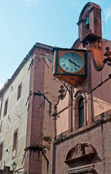 時計と教会 — ストック写真