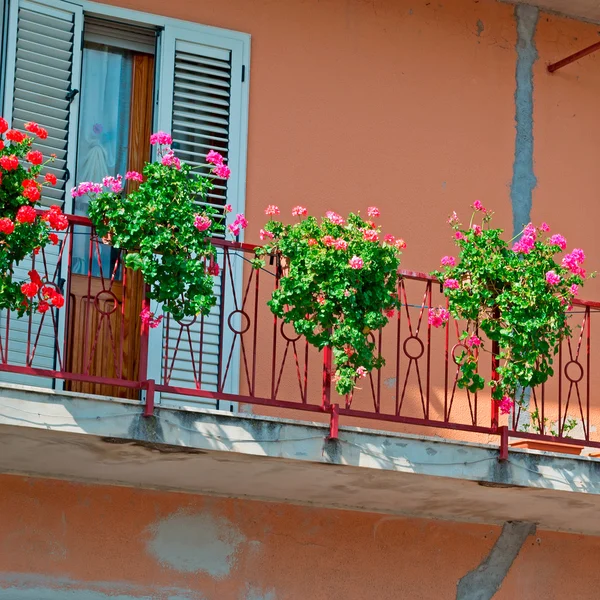 Balkon met bloemen — Stockfoto