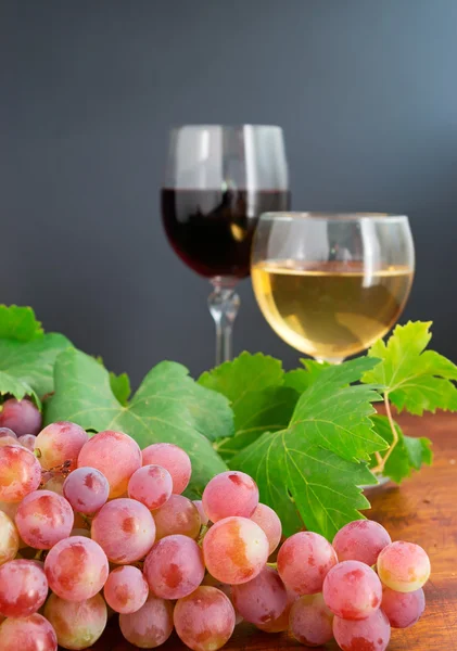 Grape and two glasses — Stock Photo, Image