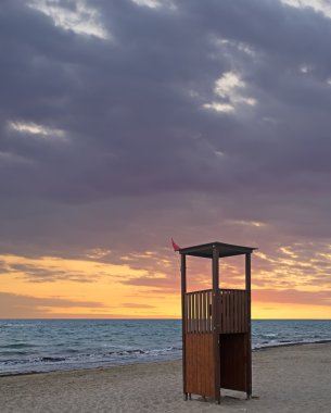 gece karanlığında kule