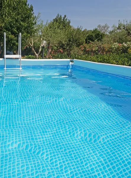 Piscina en un día despejado —  Fotos de Stock