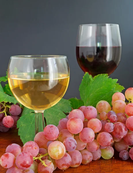 Glasses and grape — Stock Photo, Image