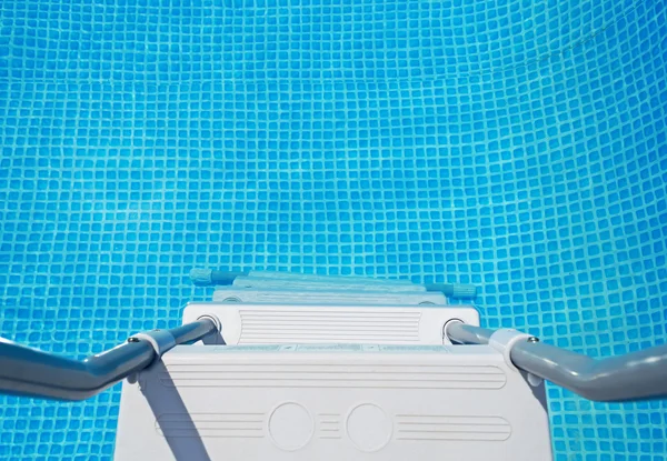 Wasser und Poolleiter — Stockfoto