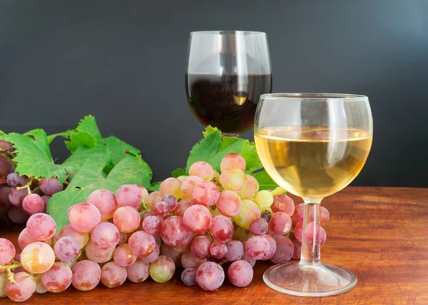 Grape and wine on wood — Stock Photo, Image
