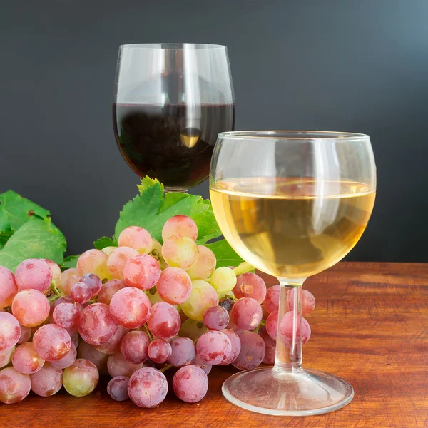 Uva e vino su legno — Foto Stock