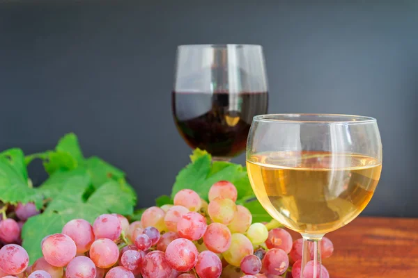 Vino blanco y uva — Foto de Stock