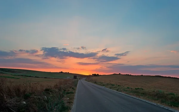 Gün batımında yol — Stok fotoğraf