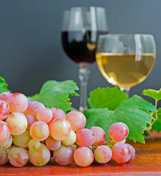 Grape and glasses — Stock Photo, Image