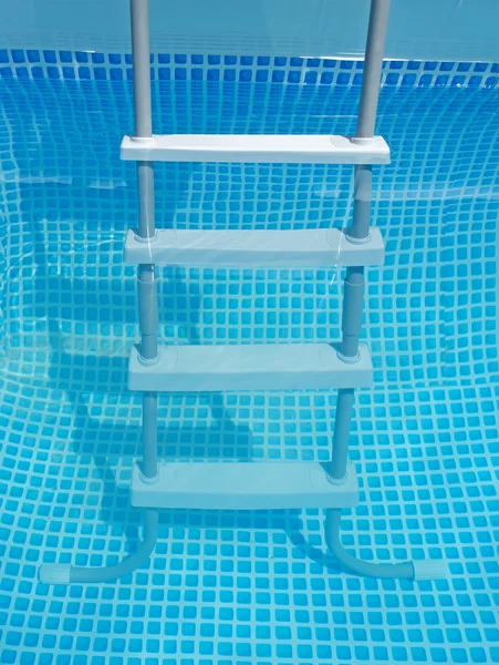 Agua y escalera — Foto de Stock