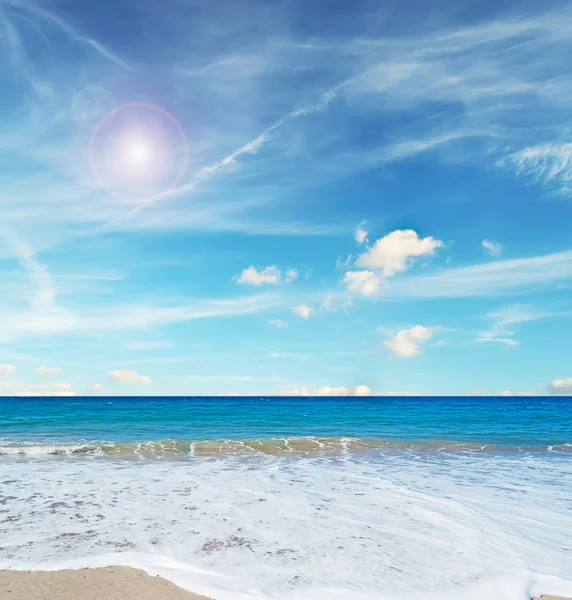 Sandy shore and sun — Stock Photo, Image