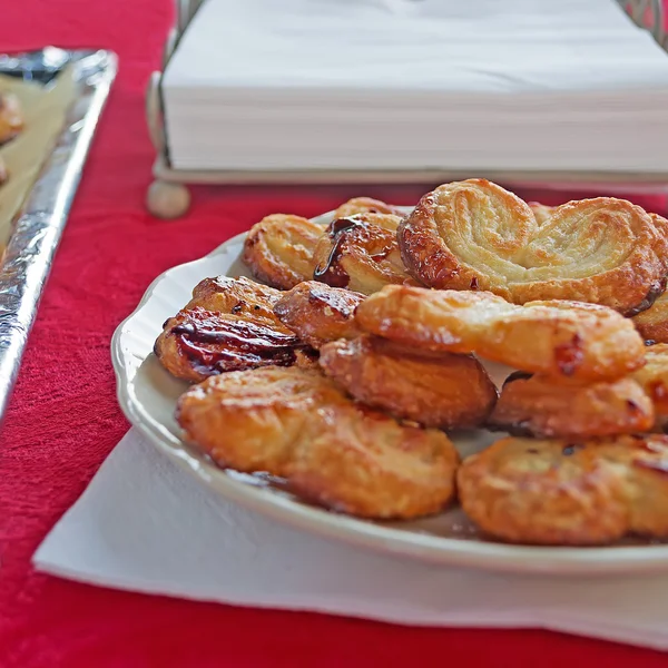 Kırmızı yelpaze şeklinde pasta — Stok fotoğraf