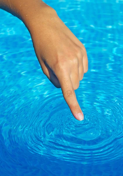 Палец и вода — стоковое фото