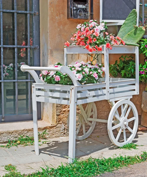 Wooden cart with flowers — Stock Photo, Image