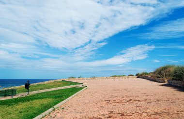 Deniz kenarında yürüyüş yolu
