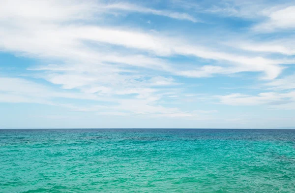 Agua esmeralda y cielo azul —  Fotos de Stock