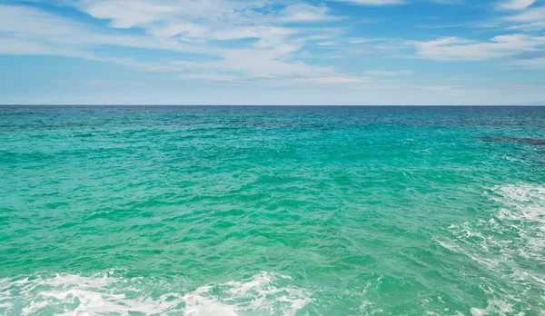 Wolken en emerald zee — Stockfoto