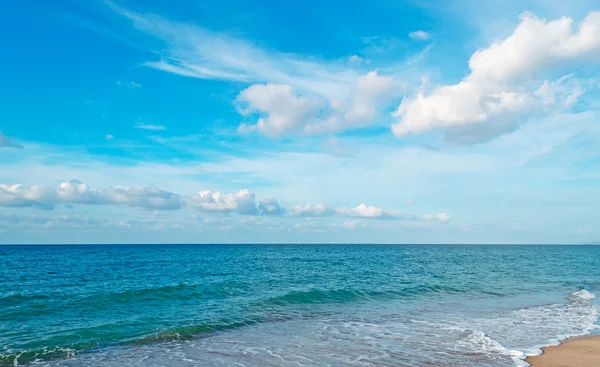 Nubes esponjosas y mar — Foto de Stock